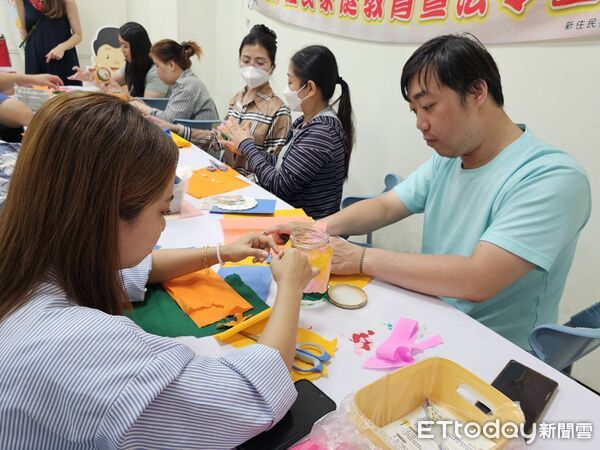 ▲▼德國師教導新住民夫婦手作家飾燈。（圖／移民署台中市第二服務站提供）