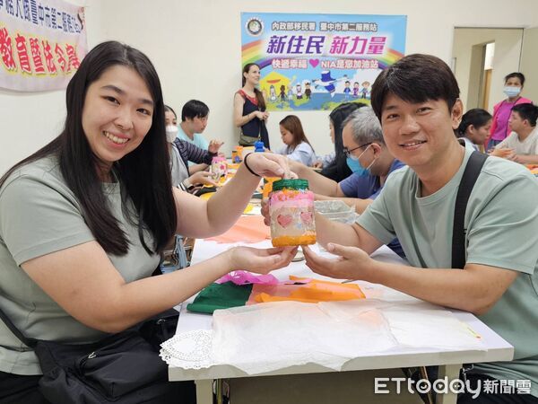 ▲▼德國師教導新住民夫婦手作家飾燈。（圖／移民署台中市第二服務站提供）