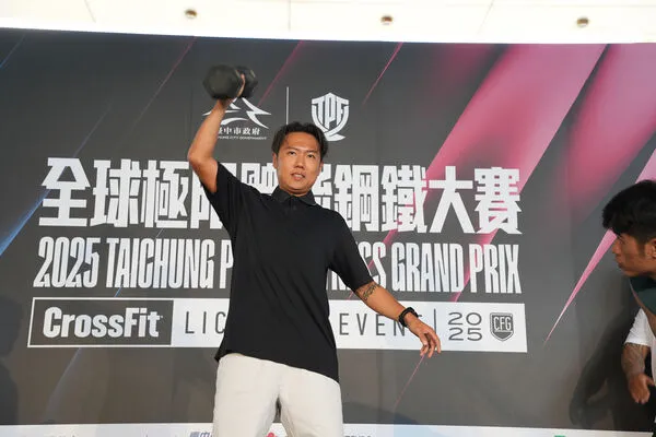 ▲賽事推廣大使「玖壹壹」洋蔥挑戰單手啞鈴抓舉項目、CrossFit臺灣女子第一選手洪寀睿挑戰槓鈴項目。（圖／大漢行銷提供）