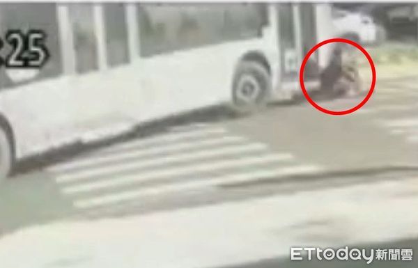▲黃婦遭公車右前輪輾斃。（圖／記者翁伊森翻攝）