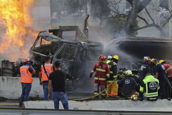 ▲▼墨西哥首都墨西哥市10日一輛瓦斯槽車在市區爆炸。（圖／達志影像／美聯社）