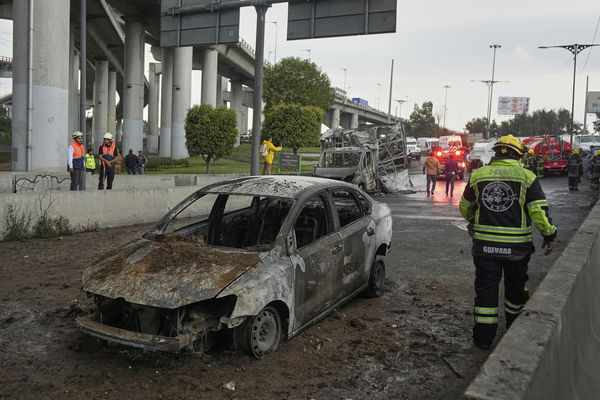 ▲▼墨西哥首都墨西哥市10日一輛瓦斯槽車在市區爆炸。（圖／達志影像／美聯社）