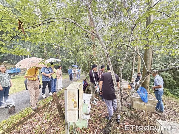 ▲▼學員參觀林下養蜂情形。
