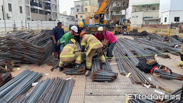 ▲台南市善化自由路工地生落事故，45工人跌入地下12米深，消防人急救送。（民提供，下同）