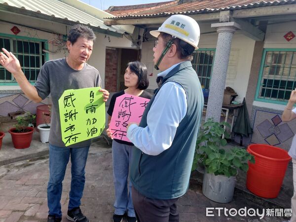 ▲黃偉哲市長在7月7日至8日多次率隊前往麻豆、北門等重災區視察與協調救災，與陳椒華臉書指稱「一週內無人救災、看不到市長」的說法完全不符。（圖／記者林東良翻攝，下同）