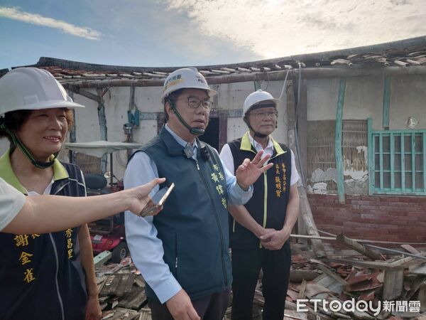 ▲黃偉哲市長在7月7日至8日多次率隊前往麻豆、北門等重災區視察與協調救災，與陳椒華臉書指稱「一週內無人救災、看不到市長」的說法完全不符。（圖／記者林東良翻攝，下同）