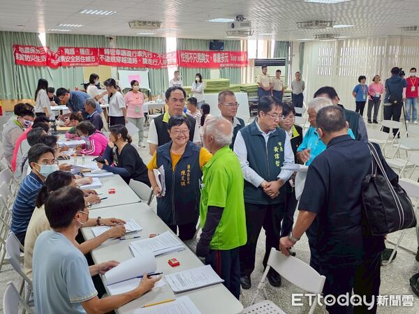 ▲黃偉哲市長在7月7日至8日多次率隊前往麻豆、北門等重災區視察與協調救災，與陳椒華臉書指稱「一週內無人救災、看不到市長」的說法完全不符。（圖／記者林東良翻攝，下同）