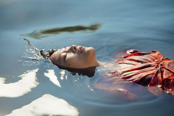 ▲柯泯薰與潘綱大在《河鰻》把身體與情感的邊界赤裸掰開。（圖／底噪影像提供）