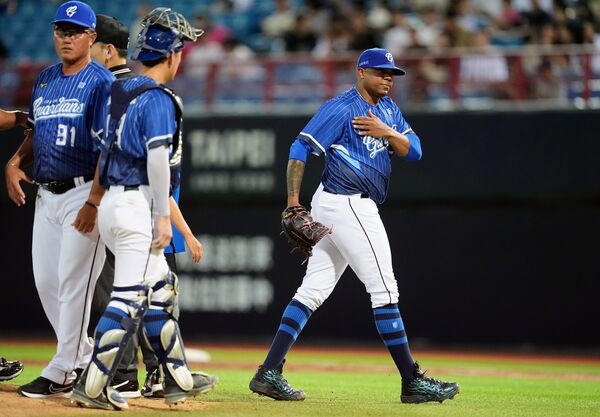 ▲▼    力亞士的鞋子被抗議         。（圖／富邦悍將提供）