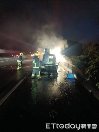 ▲▼國道1號苗栗段「小貨車起火」　男開到一半竄煙！車子燒成廢鐵。（圖／記者楊永盛翻攝）