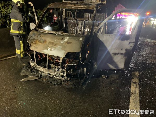 ▲▼國道1號苗栗段「小貨車起火」　男開到一半竄煙！車子燒成廢鐵。（圖／記者楊永盛翻攝）