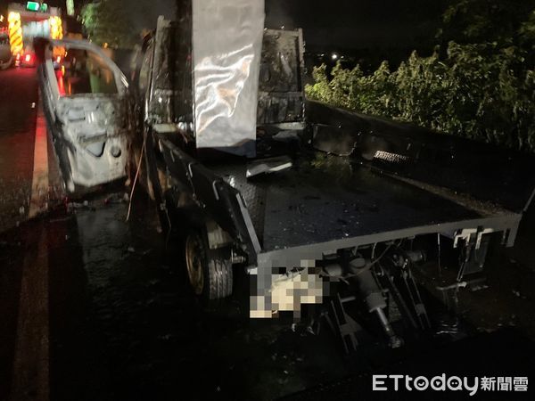 ▲▼國道1號苗栗段「小貨車起火」　男開到一半竄煙！車子燒成廢鐵。（圖／記者楊永盛翻攝）