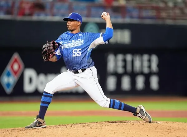 ▲力亞士換鞋           。（圖／富邦悍將提供）