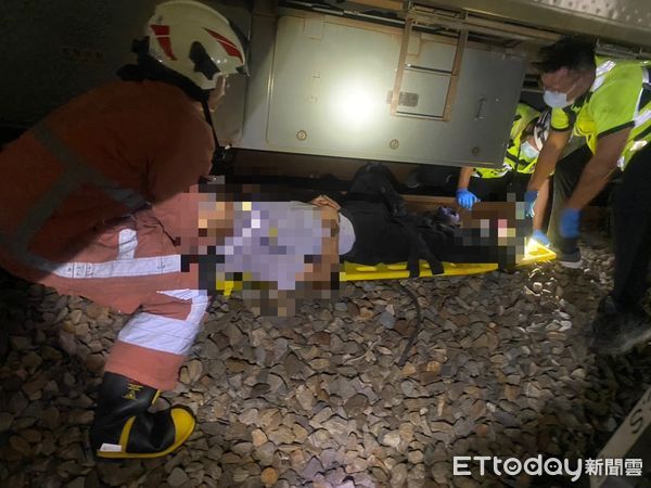 ▲▼台鐵深夜事故　男遭火車撞擊「左腳掌斷肢」搶救中。（圖／記者楊永盛翻攝）