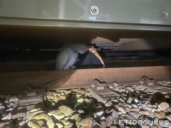 ▲▼台鐵深夜事故　男遭火車撞擊「左腳掌斷肢」搶救中。（圖／記者楊永盛翻攝）