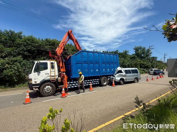 ▲箱型車誤闖管制施工區域，追撞大貨車尾，造成車頭嚴重毀損，駕駛一度受困，搶救送醫已無大礙。（圖／記者楊永盛翻攝）