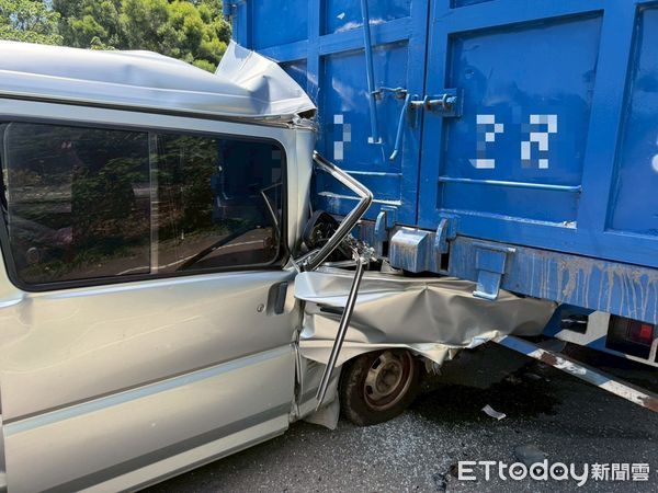 ▲箱型車誤闖管制施工區域，追撞大貨車尾，造成車頭嚴重毀損，駕駛一度受困，搶救送醫已無大礙。（圖／記者楊永盛翻攝）