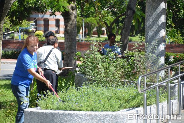▲台東關山鯊魚公園疑傳毒蛇出沒，守望相助隊地毯式巡查。（圖／記者楊晨東翻攝）