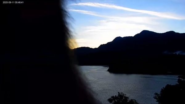 ▲攝影機原拍攝曾文水庫美景，被野生台灣獼猴「巴頭」。（圖／翻攝自Facebook／西拉雅國家風景管理區）