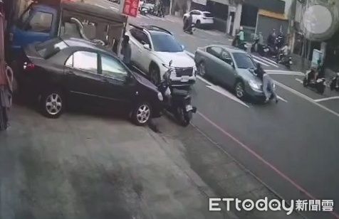 ▲▼不滿母親被詐騙400萬，女兒計誘車手趴引擎蓋擋車逮人。（圖／民眾提供，下同）