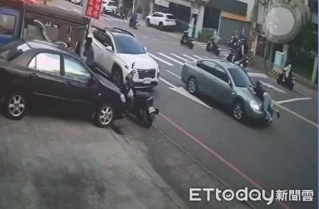 ▲▼不滿母親被詐騙400萬，女兒計誘車手趴引擎蓋擋車逮人。（圖／民眾提供，下同）