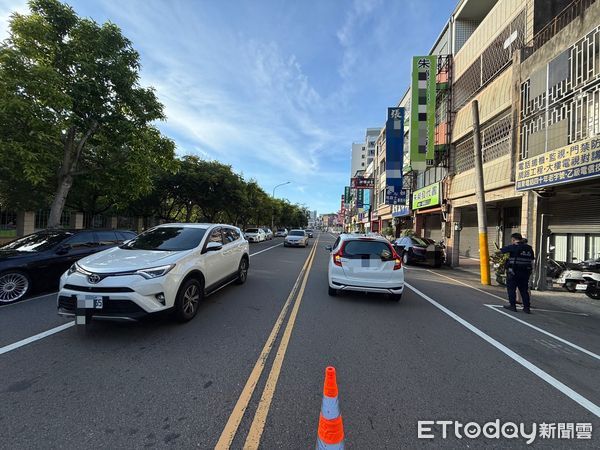 ▲男子騎Ubike鬼切到馬路中間，轎車閃避不及碰撞，騎士倒地、轎車受損。（圖／記者楊永盛翻攝）