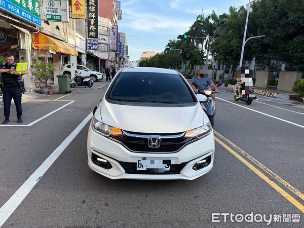 ▲男子騎Ubike鬼切到馬路中間，轎車閃避不及碰撞，騎士倒地、轎車受損。（圖／記者楊永盛翻攝）