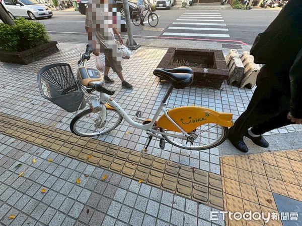 ▲男子騎Ubike鬼切到馬路中間，轎車閃避不及碰撞，騎士倒地、轎車受損。（圖／記者楊永盛翻攝）