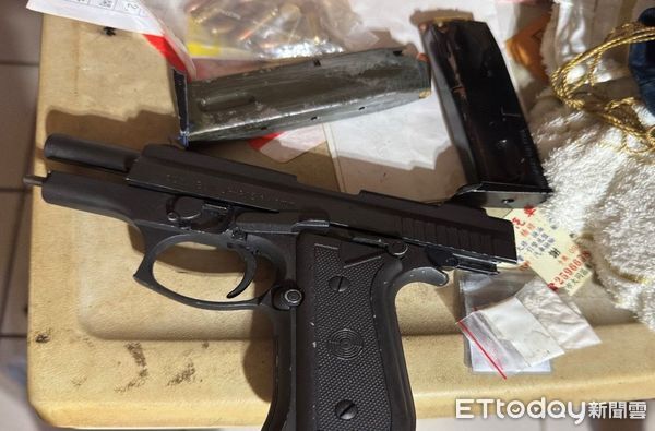 ▲▼警方上門查槍，發現陳男精神不穩動手打家人，配合警方自願到醫院就診。(圖／記者邱中岳翻攝）