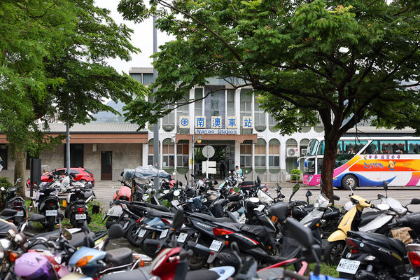 ▲▼宜蘭溯溪推薦！教練帶團南澳鹿皮溪金岳瀑布。（圖／部落客陳小可提供）