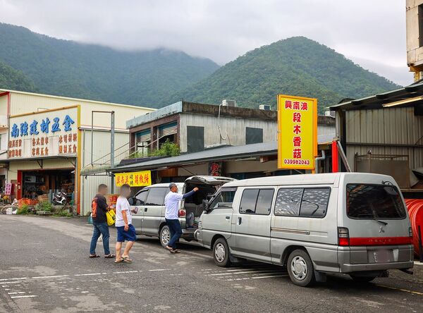 ▲▼宜蘭溯溪推薦！教練帶團南澳鹿皮溪金岳瀑布。（圖／部落客陳小可提供）