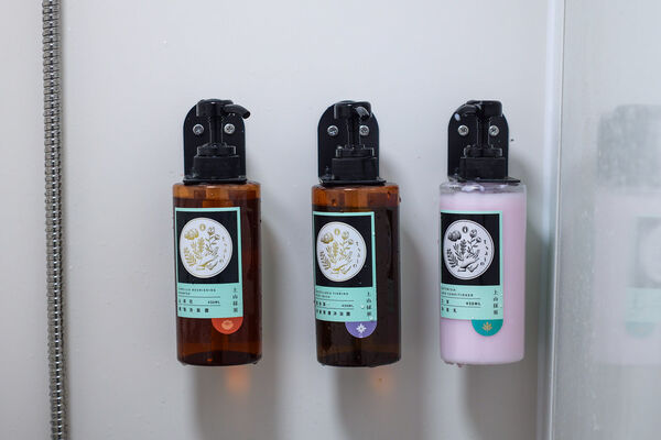 ▲▼宜蘭溯溪推薦！教練帶團南澳鹿皮溪金岳瀑布。（圖／部落客陳小可提供）