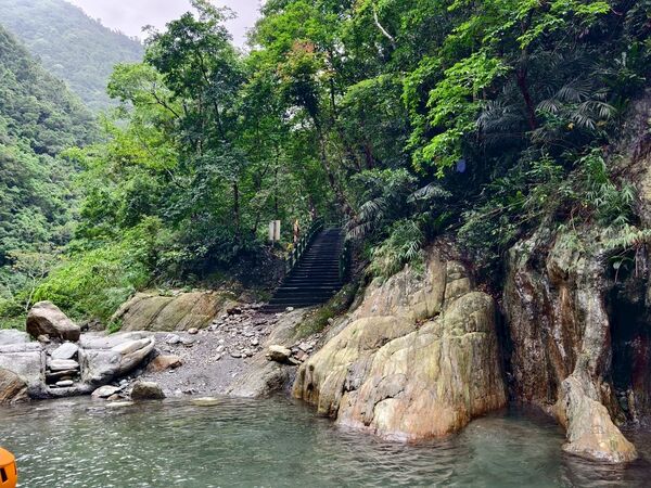 ▲▼宜蘭溯溪推薦！教練帶團南澳鹿皮溪金岳瀑布。（圖／部落客陳小可提供）