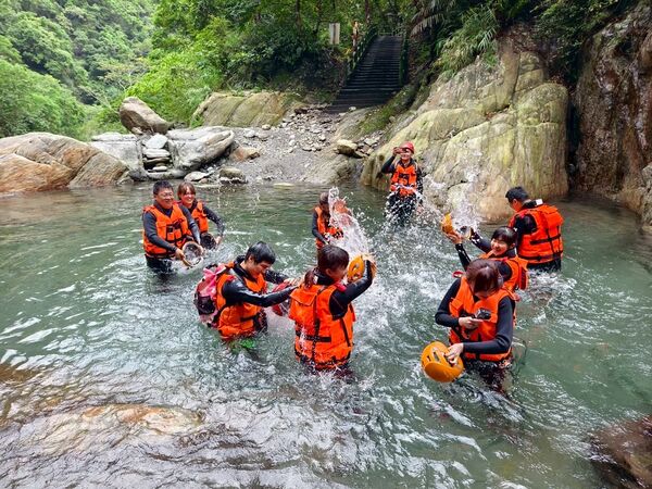 ▲▼宜蘭溯溪推薦！教練帶團南澳鹿皮溪金岳瀑布。（圖／部落客陳小可提供）