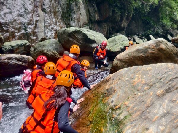 ▲▼宜蘭溯溪推薦！教練帶團南澳鹿皮溪金岳瀑布。（圖／部落客陳小可提供）