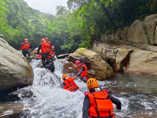 ▲▼宜蘭溯溪推薦！教練帶團南澳鹿皮溪金岳瀑布。（圖／部落客陳小可提供）