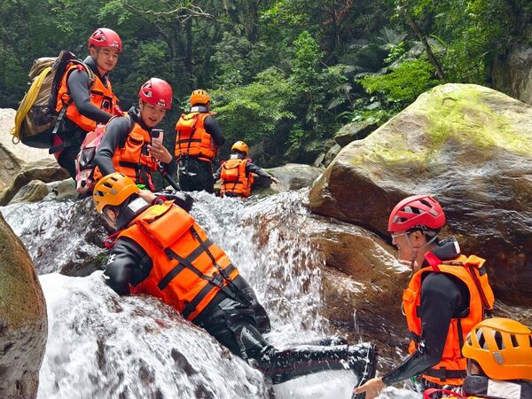 ▲▼宜蘭溯溪推薦！教練帶團南澳鹿皮溪金岳瀑布。（圖／部落客陳小可提供）