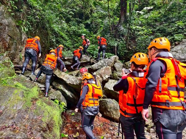 ▲▼宜蘭溯溪推薦！教練帶團南澳鹿皮溪金岳瀑布。（圖／部落客陳小可提供）