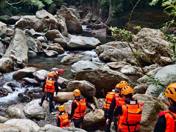 ▲▼宜蘭溯溪推薦！教練帶團南澳鹿皮溪金岳瀑布。（圖／部落客陳小可提供）