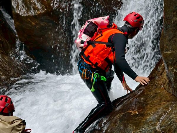 ▲▼宜蘭溯溪推薦！教練帶團南澳鹿皮溪金岳瀑布。（圖／部落客陳小可提供）