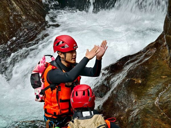 ▲▼宜蘭溯溪推薦！教練帶團南澳鹿皮溪金岳瀑布。（圖／部落客陳小可提供）