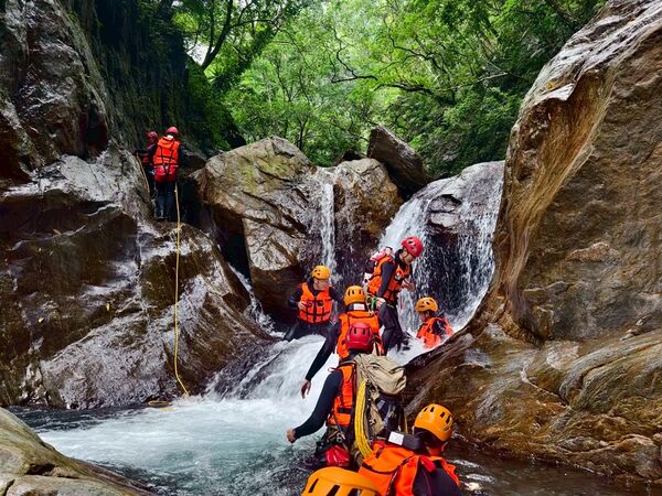 ▲▼宜蘭溯溪推薦！教練帶團南澳鹿皮溪金岳瀑布。（圖／部落客陳小可提供）