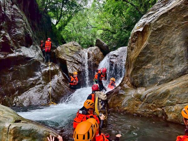 ▲▼宜蘭溯溪推薦！教練帶團南澳鹿皮溪金岳瀑布。（圖／部落客陳小可提供）