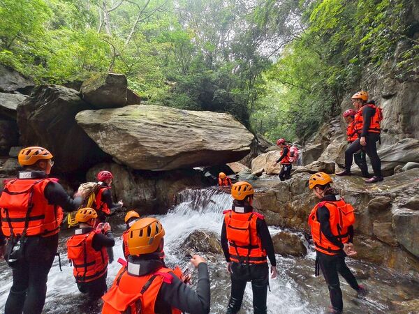 ▲▼宜蘭溯溪推薦！教練帶團南澳鹿皮溪金岳瀑布。（圖／部落客陳小可提供）