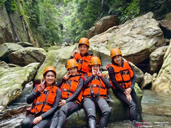 ▲▼宜蘭溯溪推薦！教練帶團南澳鹿皮溪金岳瀑布。（圖／部落客陳小可提供）