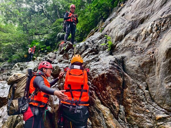 ▲▼宜蘭溯溪推薦！教練帶團南澳鹿皮溪金岳瀑布。（圖／部落客陳小可提供）