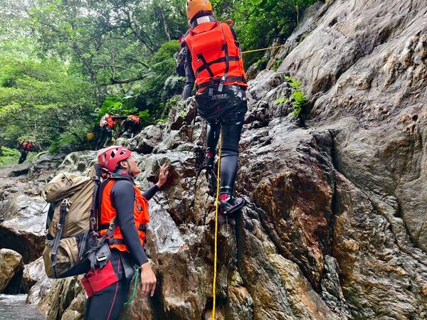 ▲▼宜蘭溯溪推薦！教練帶團南澳鹿皮溪金岳瀑布。（圖／部落客陳小可提供）