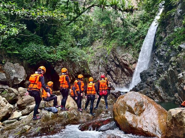 ▲▼宜蘭溯溪推薦！教練帶團南澳鹿皮溪金岳瀑布。（圖／部落客陳小可提供）