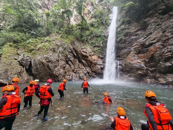 ▲▼宜蘭溯溪推薦！教練帶團南澳鹿皮溪金岳瀑布。（圖／部落客陳小可提供）