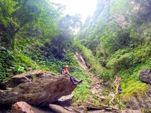 ▲▼宜蘭溯溪推薦！教練帶團南澳鹿皮溪金岳瀑布。（圖／部落客陳小可提供）